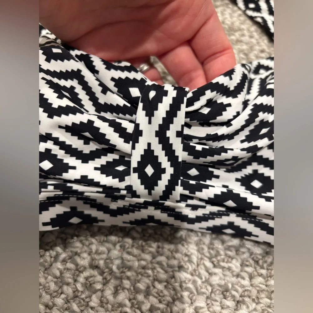 Black and White Geometric Bikini Top - Picture 3 of 6